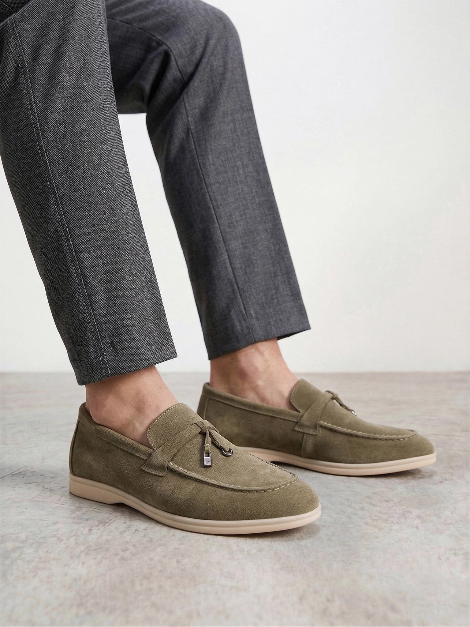 Туфли-лоферы оливкового цвета на низкой подошве